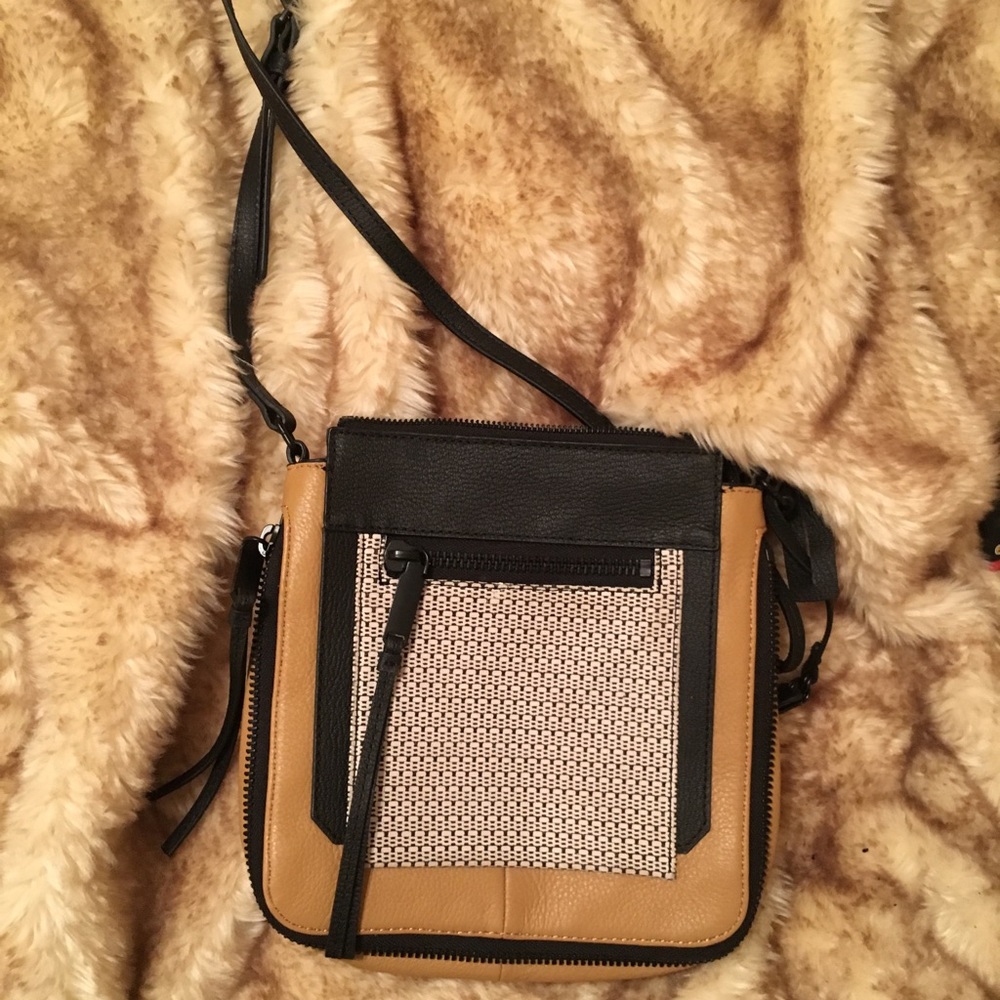 🖤 Vince Camuto Zipper Crossbody